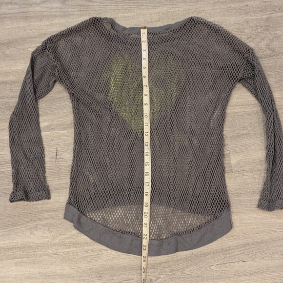 Grey mesh shirt w/💚 - Picture 5 of 5